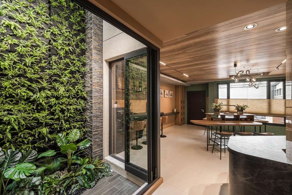 位於花蓮的山禾曙 ShanHeShu Homestay 民宿客房，展現溫潤木質調與綠植美學，專業民宿空間攝影由禾目影像 hemo-visual 執行