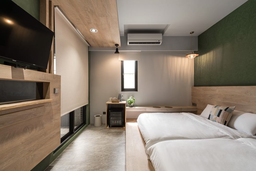 位於花蓮的山禾曙 ShanHeShu Homestay 民宿客房，展現溫潤木質調與綠植美學，專業民宿空間攝影由禾目影像 hemo-visual 執行