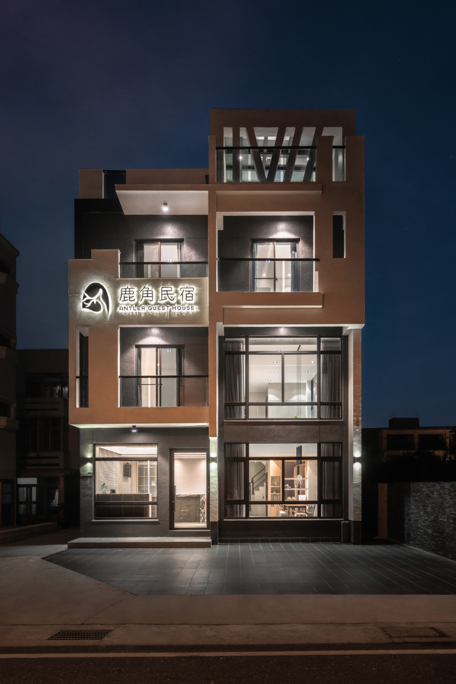 澎湖鹿角民宿建築外觀攝影，現代民宿建築與渡假住宿空間，夜間燈光設計更凸顯設計感